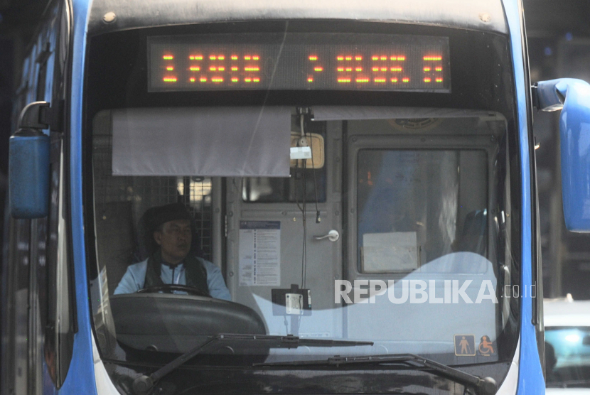 Sopir Bus Transjakarta memakai baju adat saat mengemudi di kawasan Halte CSW, Jakarta Selatan, Kamis (22/6/2023). Pemerintah Provinsi DKI Jakarta memberlakukan tarif Rp 1 terhadap transportasi umum seperti MRT, LRT dan Transjakarta dalam rangka HUT ke-496 DKI Jakarta. Di HUT ke-496 kini, Transportasi umum DKI Jakarta memiliki sistem integrasi yang memudahkan penumpang untuk beralih  antar moda transportasi umum untuk sampai ke tempat tujuan yang diharapkan dapat terus berkembang hingga ke pelosok daerah Jakarta.