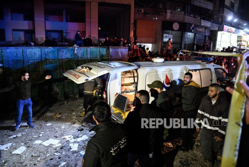 Ambulans tiba di lokasi ledakan di distrik selatan Dahiyeh, Beirut, Lebanon, Selasa (2/1/2024). Menurut media Lebanon, sedikitnya enam orang tewas, termasuk wakil ketua Hamas, Saleh al-Arouri. 
