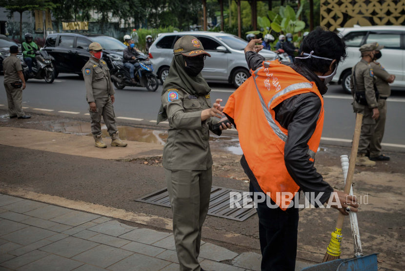Warga dikenai sanksi sosial saat razia masker dengan membersihkan  jalan. ilustrasi