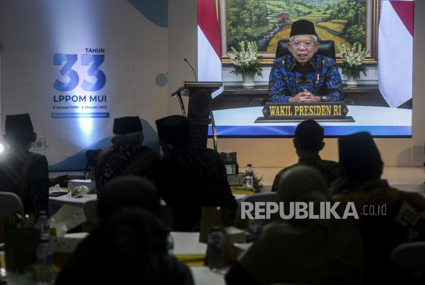 Wakil Presiden KH. Maruf Amin menyampaikan paparan saat menjadi keynote speech pada acara Refleksi 33 Tahun Perjalanan LPPOM MUI dan Peresmian Laboratorium Kimia dan Mikrobiologi di Global Halal Center, Kota Bogor, Jawa Barat, Selasa (25/1/2022). 