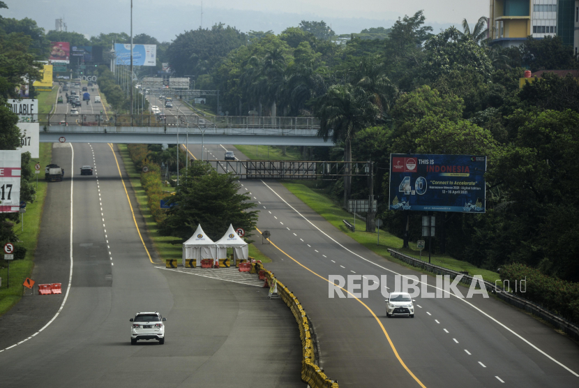 Sejumlah kendaraan melintas menuju gerbang Tol Bogor, Tanah Baru, Kota Bogor.