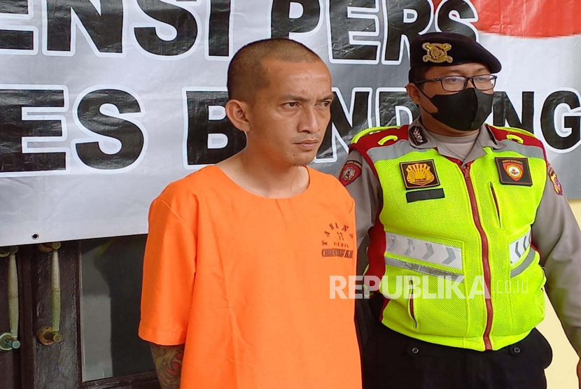 Polisi menunjukkan YC (35 tahun), tersangka kasus penusukan yang mengakibatkan korban meninggal dunia, saat konferensi pers pengungkapan kasus di Markas Polrestabes Bandung, Kota Bandung, Jawa Barat, Selasa (14/3/2023). 