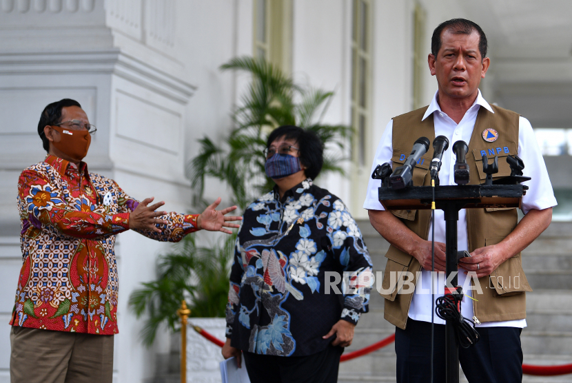 Kepala BNPB Letjen TNI Doni Monardo (kanan), Menko Polhukam Mahfud MD (kiri) dan Menteri LHK Siti Nurbaya menyampaikan konferensi pers seusai rapat terbatas di kompleks Istana Kepresidenan, Jakarta, Selasa (23/6/2020). Pemerintah telah mengantisipasi potensi ledakan kebakaran hutan dan lahan yang biasa terjadi pada Agustus sampai September dan akan melakukan rekayasa hujan melalui teknologi modifikasi cuaca. ANTARA FOTO/Sigid Kurniawan-POOL/foc.