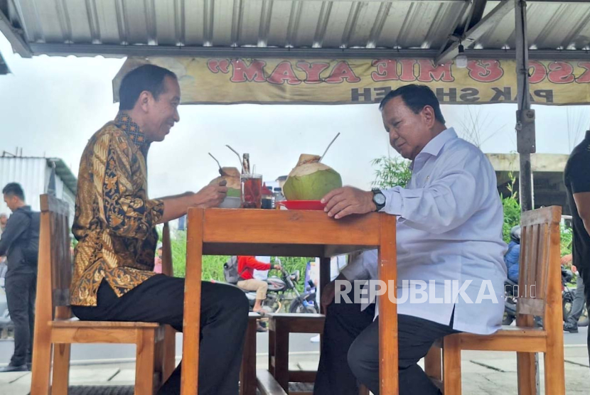 Presiden Jokowi dan Menteri Pertahanan Prabowo Subianto saat makan bakso bersama usai meresmikan gedung Graha Utama Akademi Militer di Magelang, Jawa Tengah, Senin (29/1/2024).