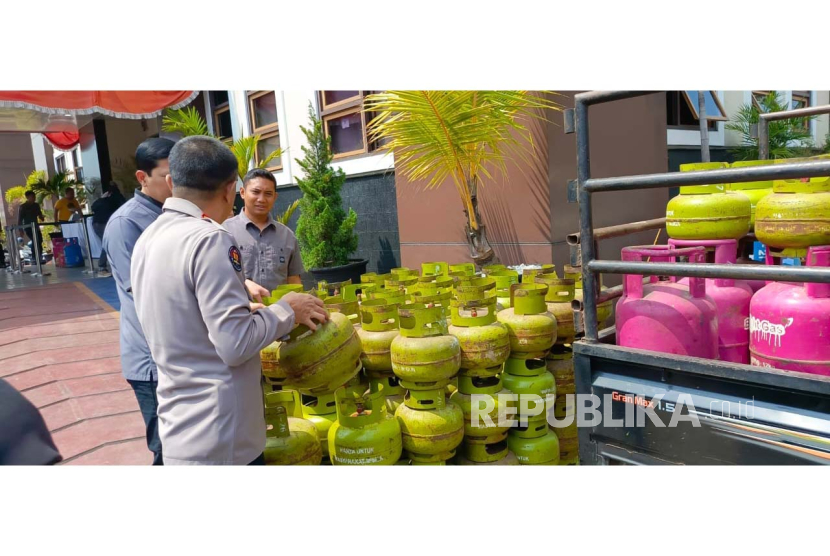 Polda Jawa Barat (Jabar) menunjukkan barang bukti kasus pengoplosan gas elpiji yang diungkap di Kabupaten Garut. 