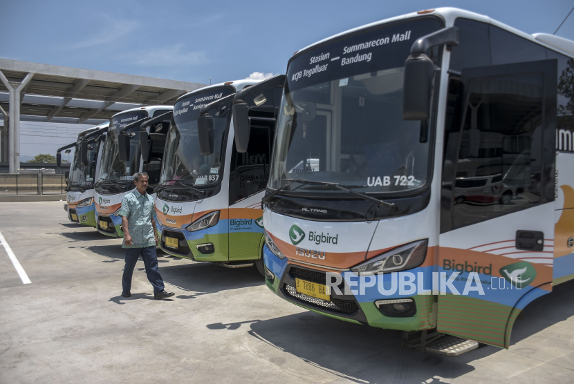 Shuttle bus disiapkan untuk layanan penumpang kereta cepat Whoosh di area Stasiun Tegalluar, Kabupaten Bandung, Jawa Barat, Senin (2/10/2023).