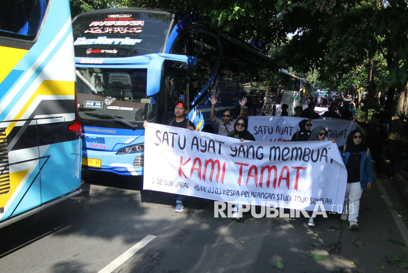 Ribuan pelaku usaha pariwisata di Jawa Barat (Jabar) menggeruduk Gedung Sate, Kota Bandung,