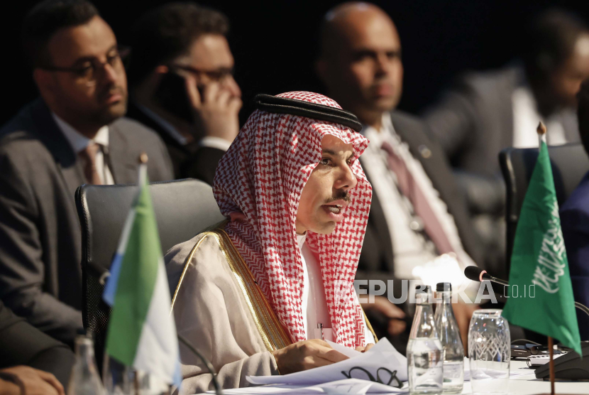 Menteri Luar Negeri Arab Saudi Faisal bin Farhan Al Saud menghadiri pertemuan KTT BRICS ke-15, di Johannesburg, Afrika Selatan, 24 Agustus 2023.