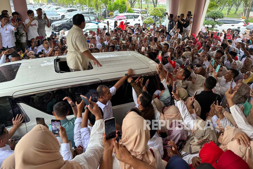 Ketua Umum Partai Gerindra, Prabowo Subianto, saat tiba di Bandara Internasional Minangkabau (BIM), Sabtu (9/9/2023).