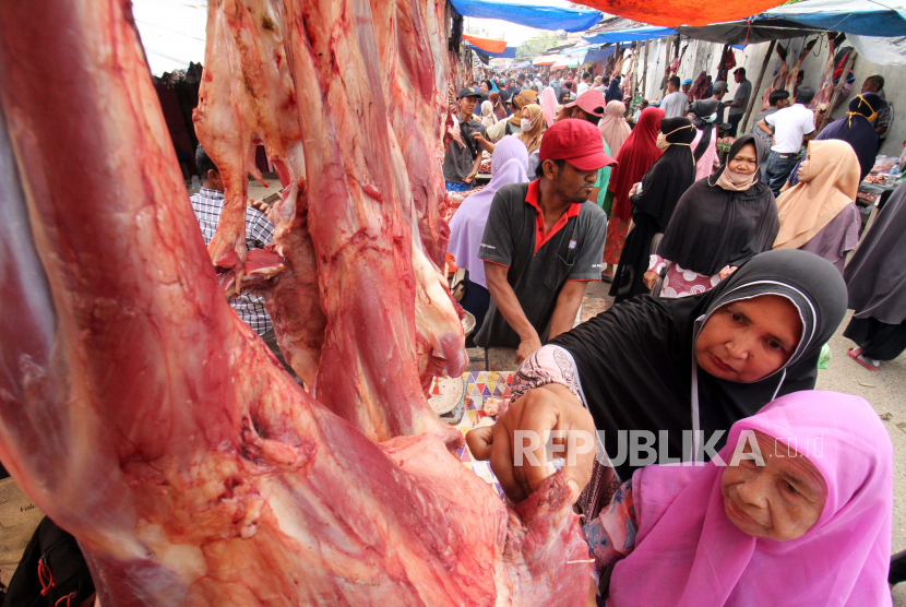 Warga memilih daging sapi pada perayaan tradisi Meugang Ramadhan 1442 H di pasar tradisional Lhokseumawe, Aceh, Senin (12/4). Badan Ketahanan Pangan, Kementerian Pertanian, menyatakan tiga komoditas pangan strategis yang dipenuhi lewat stok impor dipastikan mencukupi untuk kebutuhan momen Ramadhan dan Idul Fitri. 