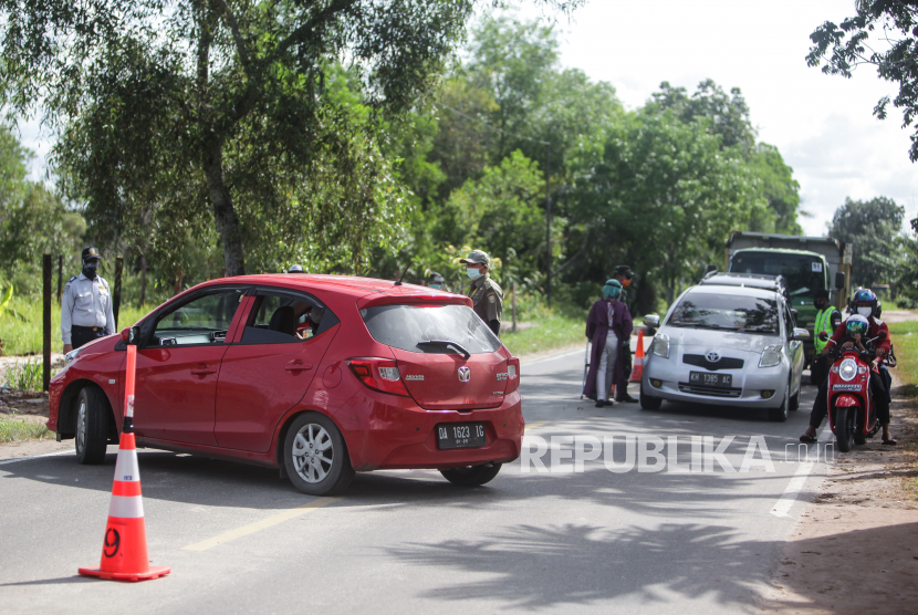 Petugas gabungan mengarahkan pengendara mobil untuk putar balik di Pantai Selatbaru, Riau. Ilustrasi.