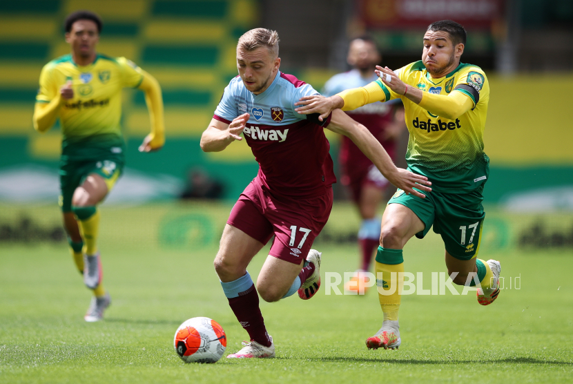 epa08540091 Emiliano Buendia (R) of Norwich in action against Jarrod Bowen of West Ham during the English Premier League match between Norwich City and West Ham United in Norwich, Britain, 11 July 2020.  EPA-EFE/Alex Pantling/NMC/Pool EDITORIAL USE ONLY. No use with unauthorized audio, video, data, fixture lists, club/league logos or live services. Online in-match use limited to 120 images, no video emulation. No use in betting, games or single club/league/player publications.