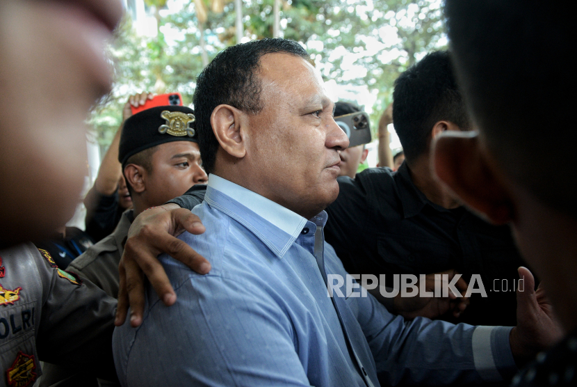 Ketua KPK nonaktif Firli Bahuri usai mememenuhi panggilan Dewan Pengawas KPK di Gedung ACLC KPK, Jakarta, Selasa (5/12/2023). Firli hari ini kembali diperiksa sebagai tersangka kasus dugaan pemerasan.