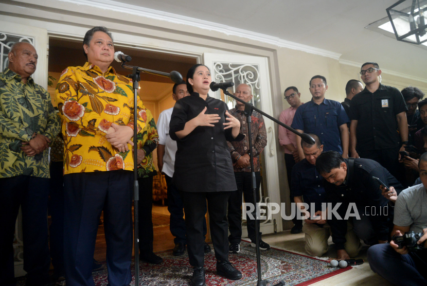 Ketua Umum Partai Golkar Airlangga Hartarto bersama dengan Ketua DPP PDI Perjuangan Puan Maharani memberikan keterangan usai melakukan pertemuan di kediaman Airlangga di Jakarta, Kamis (27/7/2023). Pertemuan tersebut diantaranya membahas hal-hal politik jelang pemilu 2024. 