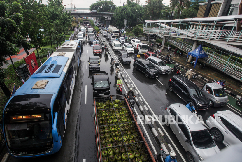 Sejumlah kendaraan terjebak kemacetan imbas dari genangan air di Jalan DI Pandjaitan, Jatinegara, Jakarta Timur, Senin (5/2/2024). 