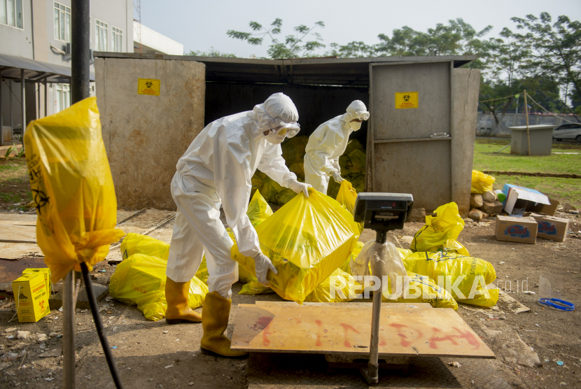 Petugas menimbang kantong yang berisi limbah medis yang berbahan berbahaya dan beracun (ilustrasi)
