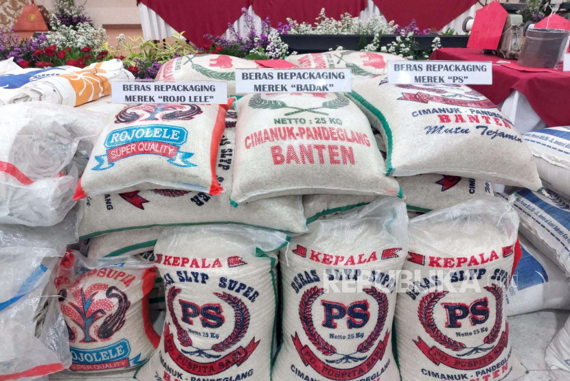 Sejumlah barang bukti pengemasan ulang beras Bulog yang disampaikan dalam konferensi pers Polda Banten bersama Perum Bulog dan Satgas Pangan di Polda Banten, Jumat (10/2/2023).