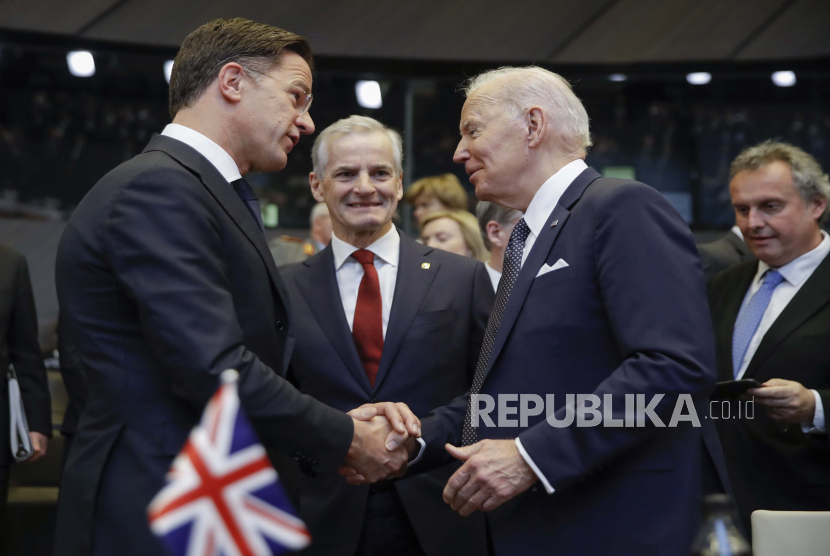  (kiri) Perdana Menteri Belanda Mark Rutte dan Perdana Menteri Norwegia Jonas Gahr Store (tengah) menyambut Presiden AS Joe Biden (2-kanan) sebelum dimulainya pertemuan meja bundar selama KTT NATO yang luar biasa di markas besar Aliansi di Brussels, Belgia , 24 Maret 2022. Para pemimpin NATO akan membahas konsekuensi dari invasi Presiden Rusia Putin ke Ukraina, membahas peran China dalam krisis ini, dan memutuskan langkah selanjutnya untuk memperkuat pencegahan dan pertahanan NATO.