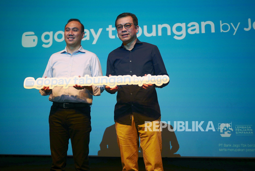 President of Financial Technology GoTo Hans Patuwo (kiri) dan  President Director of Bank Jago Arief Harris Tandjung (kanan), meluncurkan GoPay Tabungan by Jago, di Jakarta, Rabu (18/10/2023). Produk ini menggabungkan kemudahan dan kepraktisan dompet digital dengan produk tabungan perbankan.
