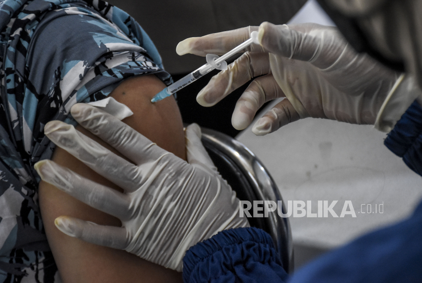 Kemajuan vaksinasi COVID-19 di Lampung masih perlu dipercepat melalui sentra vaksinasi.
