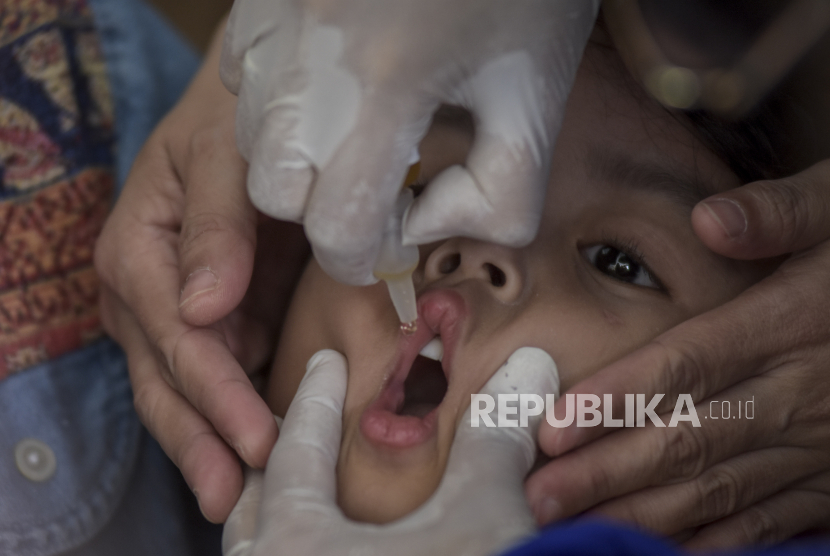 Petugas meneteskan vaksin polio ke anak (ilustrasi). Palestina catat kasus polio pertama di Gaza selatan,