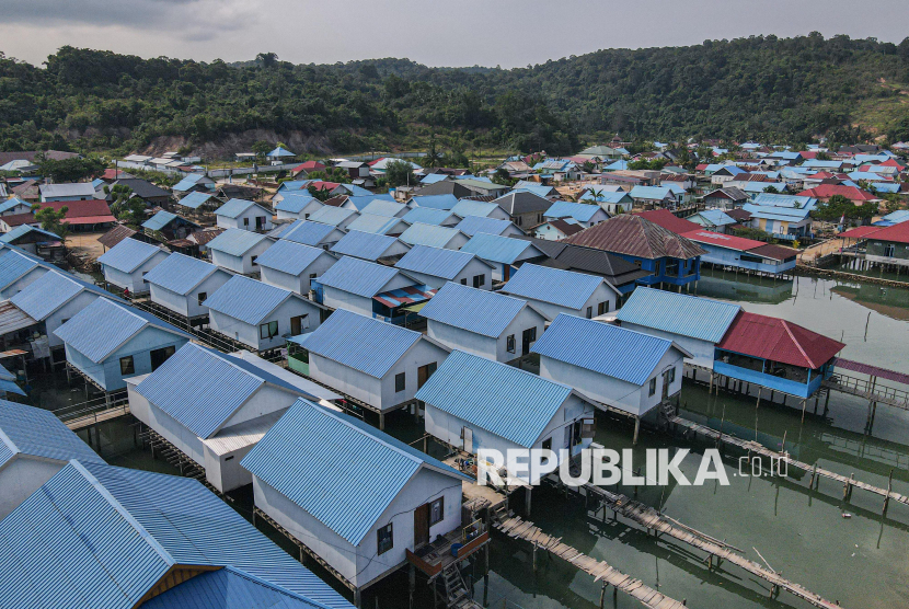 Foto udara deretan rumah masyarakat pesisir di Desa Leppe, Kecamatan Soropia, Kabupaten Konawe, Sulawesi Tenggara, Sabtu (22/2/2025). Kementerian Perumahan dan Kawasan Permukiman (PKP) menyiapkan program perbaikan hunian di kawasan pesisir Indonesia lewat Program Bantuan Stimulan Perumahan Swadaya (BSPS) yang ditargetkan akan dilaksanakan di 28 Provinsi untuk 11,697 unit rumah dengan alokasi anggaran Rp255 miliar. 