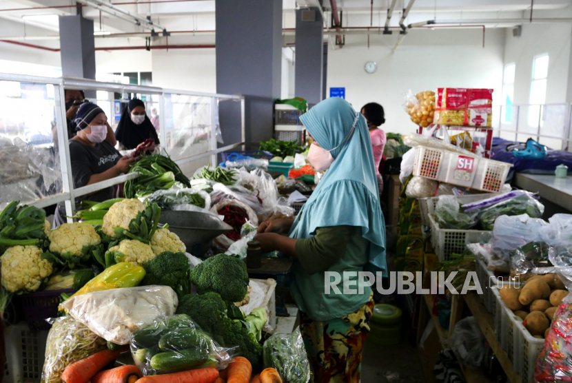 Pembeli berbelanja dengan tambahan layanan transaksi dengan QRIS di Pasar Tradisional Prawirotaman, Yogyakarta, Ahad (6/9).  Survei Konsumen Bank Indonesia pada Agustus 2021 mengindikasikan keyakinan konsumen terhadap kondisi ekonomi masih tertahan.
