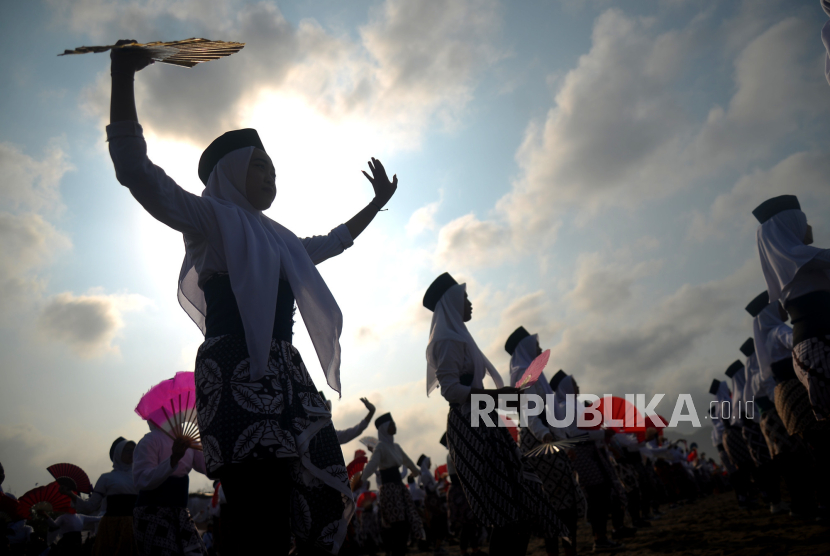 Ribuan pelajar membawakan Tari Montro atau Kesenian Shalawat Montro di Pantai Parangtritis, Bantul, Yogyakarta, Sabtu (26/8/2023). Sekitar 10 ribu pelajar SMA sederajat menari Montro secara bersama untuk memecah rekor MURI penari terbanyak ketegori Tari Montro. Tari Montro perpaduan antara gending gamelan, shalawatan, serta tarian yang merupakan warisan budaya tak benda milik Kabupaten Bantul. Tari ini diciptakan oleh KP Yudhonegoro yang merupakan menantu Sri Sultan Hamengku Buwono VIII di Pleret untuk sarana dakwah dalam rangka Maulid Nabi Muhammad.