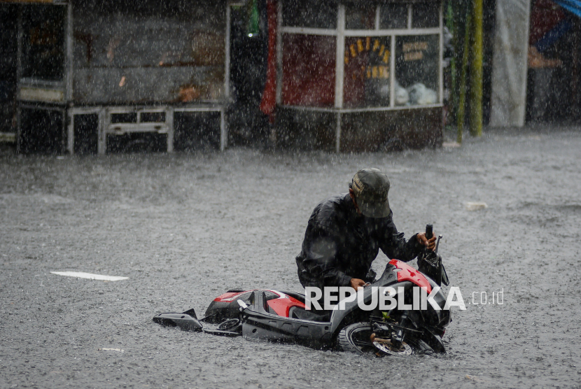 Drainase Buruk, Kawasan Kutabumi Tangerang Kerap Terendam Banjir saat Hujan Deras