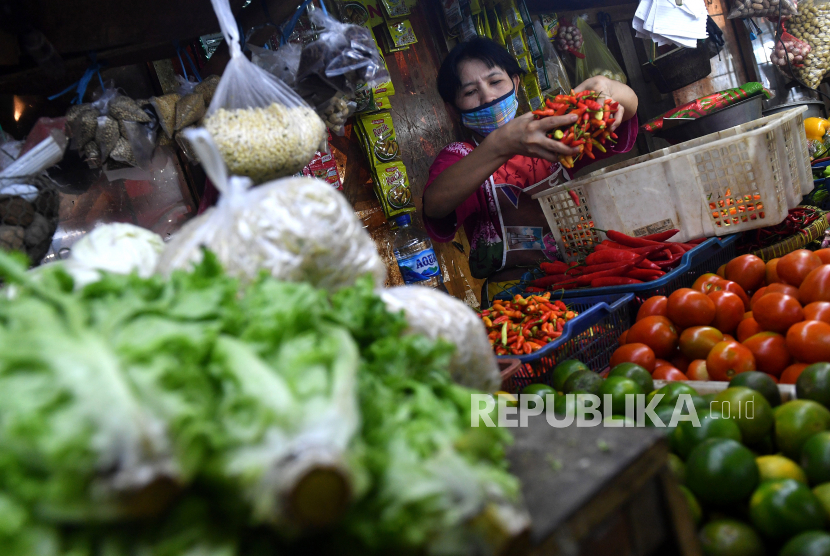 Pedagang menyortir cabai rawit yang dijual di Pasar Pondok Labu, Jakarta Selatan, Senin (1/3/2021). Badan Pusat Statistik (BPS) mencatat kenaikan harga cabai rawit dan ikan segar menjadi pemicu terjadinya inflasi pada Februari 2021 sebesar 0,10 persen.