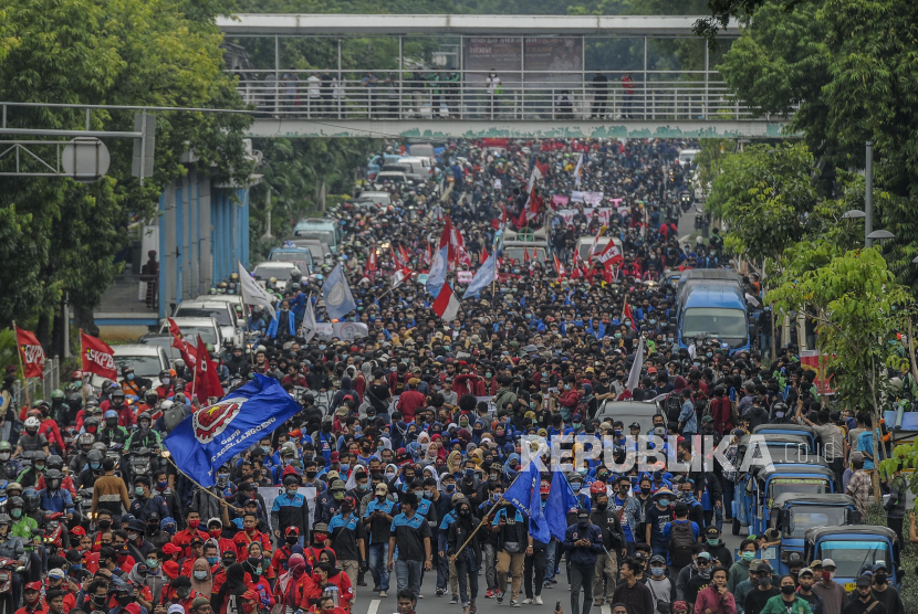 Sejumlah massa aksi saat long march menuju Istana Merdeka di kawasan Senen, Jakarta, Kamis (8/10). Dalam aksi tersebut mereka menolak disahkannya Undang-Undang Cipta Kerja (Omnibus Law) karena dinilai merugikan buruh dan pekerja. Republika/Putra M. Akbar