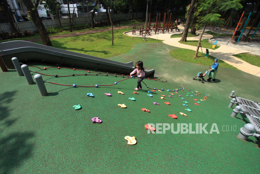 Anak-anak bermain di area Tebet Eco Park, Jakarta, Senin (15/8/2022). Pemerintah Provinsi DKI Jakarta membuka kembali Tebet Eco Park setelah ditutup sementara sejak Juni 2022 untuk perbaikan dan perawatan fasilitas taman.  