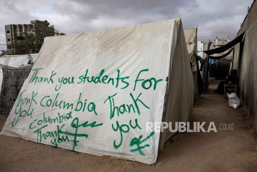 Sebuah tenda yang dilukis dengan pesan terima kasih yang didedikasikan kepada mahasiswa Universitas Columbia di New York, AS, di kamp pengungsi Rafah di Jalur Gaza selatan, 27 April 2024.