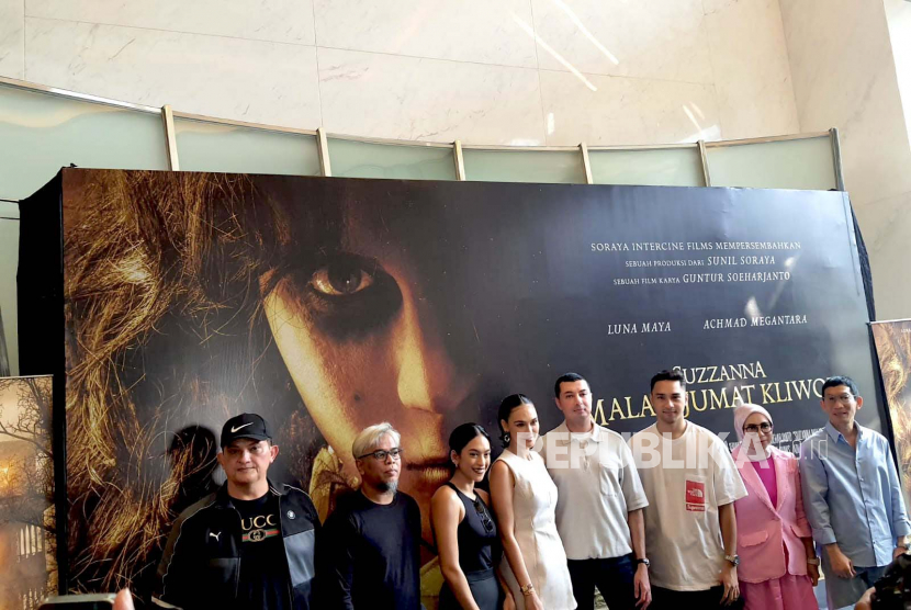 Para pemain film Suzzanna: Malam Jumat Kliwon, saat menghadiri konferensi pers di Jakarta, Kamis (22/6/2023).