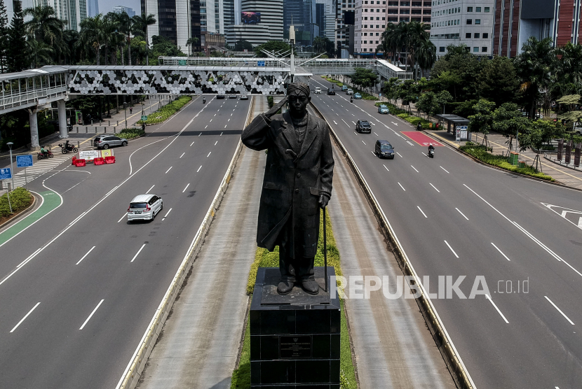 Suasana arus lalu lintas yang lengang pada masa Pembatasan Sosial Berskala Besar (PSBB) di kawasan Sudirman, Jakarta, Senin (13/4). Republika/Putra M