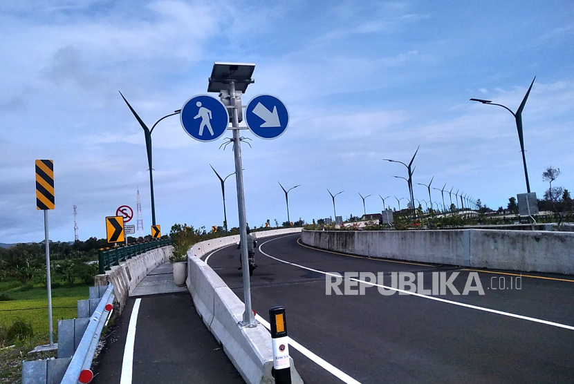 Rambu penunjuk untuk jalur pejalan kaki di Jembatan Kretek II saat uji coba pembukaan, Bantul, Yogyakarta, Rabu (1/2/2023). 