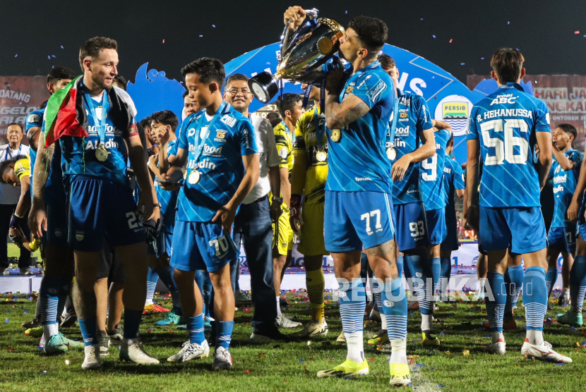 Pesepak bola Persib Bandung Ciro Alves (tengah) mencium piala usai menjadi juara BRI Liga 1 2023/2024 di Stadion Gelora Bangkalan, Bangkalan, Jawa Timur, Jumat (31/5/2024). Persib Bandung mengalahkan Madura United dengan agregat gol 6-1.