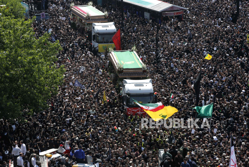 Rakyat Iran mengiringi jenazah Presiden Ebrahim Raisi.  Sholat Jenazah Raisi dihadiri segenap rakyat dan pejabat Iran 