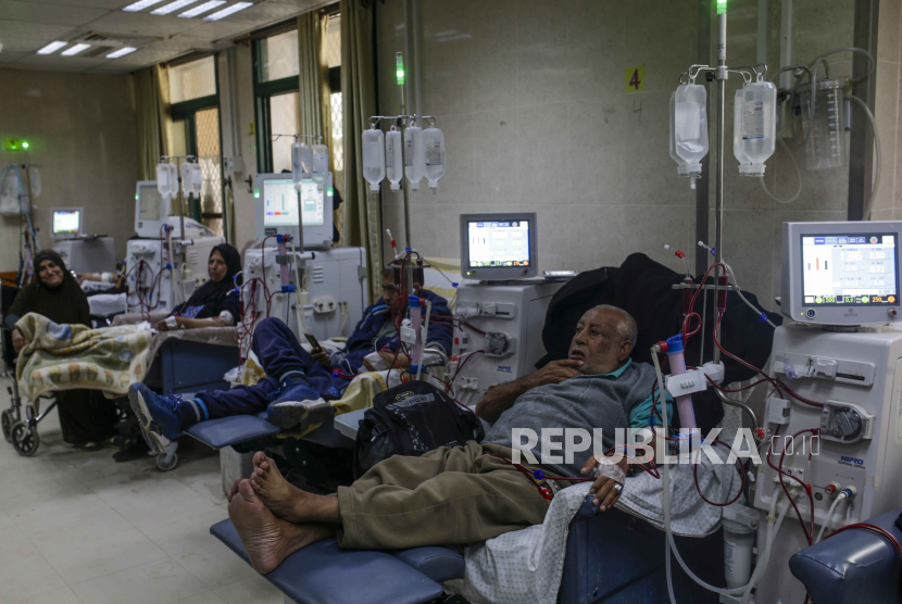 Patients undergo dialysis at Al-Aqsa Hospital in Deir Al Balah, Gaza Strip, 17 March 2024. The hospital offers treatment to more than 700 internally displaced Palestinians from northern and southern Gaza suffering from kidney failure. While patients in Gaza used to receive dialysis treatment on an average of four-hour sessions three times per week, doctors at Al-Aqsa hospital confirm that patients in need of dialysis can currently only receive treatment in the form of a two-hour session once a week. More than 31,500 Palestinians and over 1,300 Israelis have been killed, according to the Palestinian Health Ministry and the Israel Defense Forces (IDF), since Hamas militants launched an attack against Israel from the Gaza Strip on 07 October 2023, and the Israeli operations in Gaza and the West Bank which followed it.  