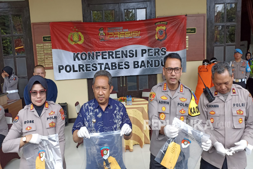 Kapolrestabes Bandung Kombes Pol Aswin Sipayung dan Wali Kota Bandung Yana Mulyana menunjukkan barang bukti kasus begal pada akhir Januari lalu, Selasa (7/2/2023). 