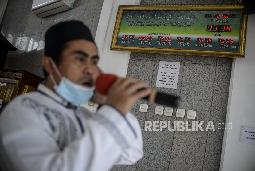 Muadzin mengumandangkan adzan di Masjid Al-Ikhlas Jatipadang, Jakarta. ektor Universitas Islam Negeri Mataram Prof Masnun Tahir mendukung Surat Edaran Menteri Agama Nomor 5 Tahun 2022 tentang Pengaturan Pedoman Penggunaan Pengeras suara di Masjid dan Musala.