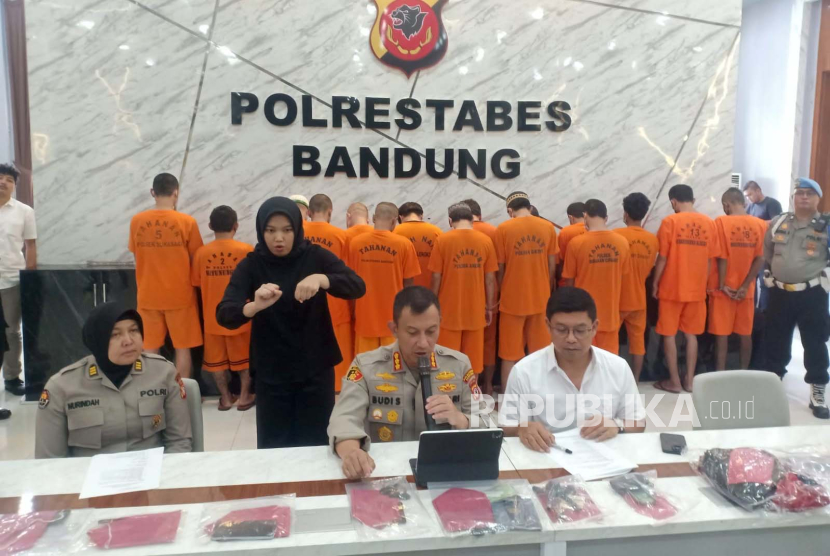 Kepala Polrestabes (Kapolrestabes) Bandung Kombes Pol Budi Sartono menyampaikan pengungkapan kasus pencurian kendaraan bermotor (curanmor) dengan 25 tersangka di Markas Polrestabes Bandung, Selasa (22