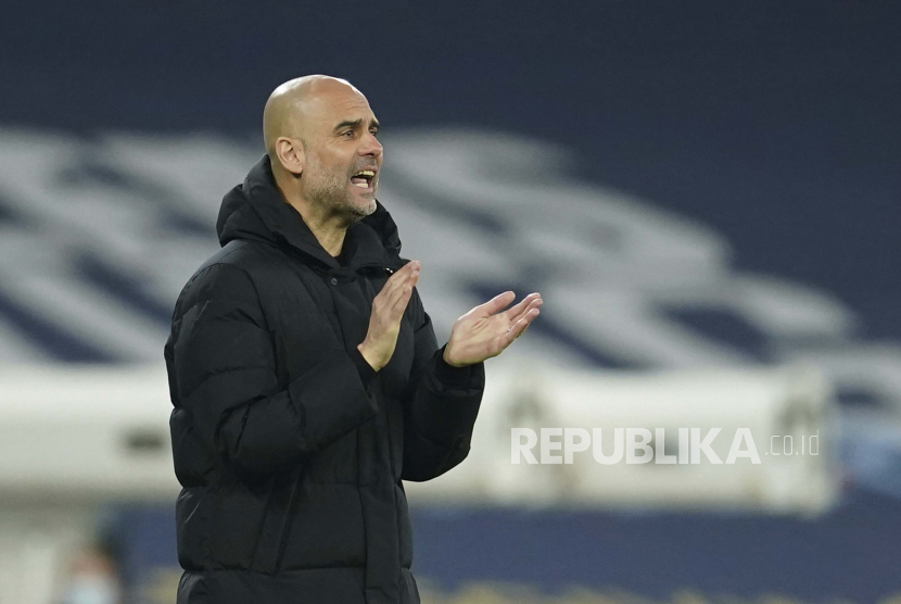 Pelatih kepala Manchester City Pep Guardiola. Pep Guardiola menyebut pemain-pemain Manchester City cuma manusia biasa dan tidak luput dari kemungkinan mengalami masalah emosional ketika melakoni leg kedua perempat final Liga Champions melawan Borussia Dortmund.