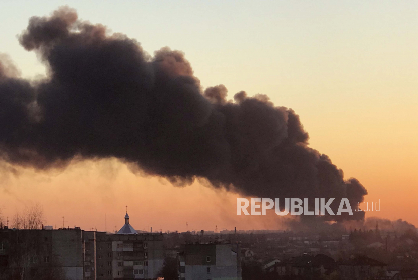 Kepulan asap mengepul setelah ledakan di Lviv, Ukraina barat. Ledakan keras terdengar di ibukota Kiev dan kota-kota lain di seluruh Ukraina. Ilustrasi.