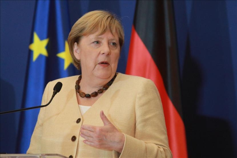 Survei menunjukkan warga Uni Eropa lebih suka Angela Merkel daripada Emmanuel Macron.
