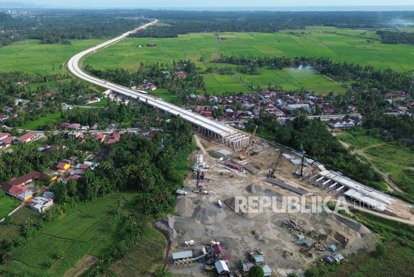 Foto udara kelanjutan pembangunan tol Padang - Sicincin di Nagari Buayan Lubuk Alung, Batang Anai, Padang Pariaman, Sumatera Barat, Kamis (30/5/2024). Data PT Hutama Karya (Persero), pembangunan jalan tol Padang-Sicincin sepanjang 36,6 kilometer itu telah mencapai lebih dari 61 persen, dengan pengadaan lahan telah mencapai 95,97 persen. 