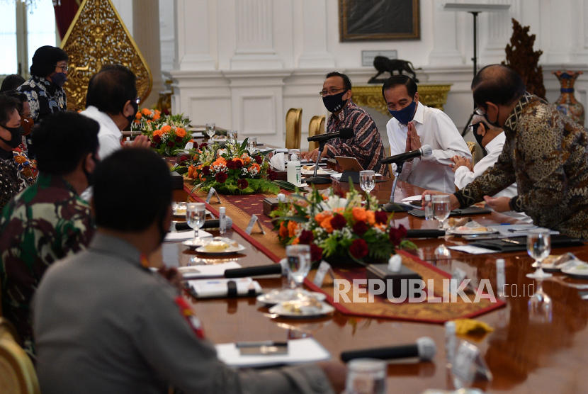 Presiden Joko Widodo (ketiga kanan) tiba untuk memimpin rapat terbatas secara tatap muka di Istana Merdeka, Jakarta, Selasa (23/6/2020). Rapat itu membahas antisipasi kebakaran hutan dan lahan. ANTARA FOTO/Sigid Kurniawan-POOL/foc.