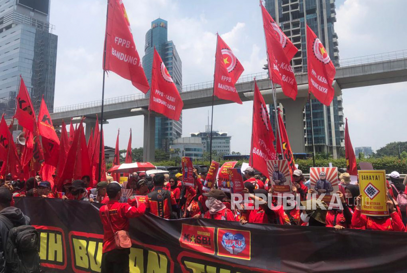 Para buruh dari berbagai serikat berunjuk rasa tolak Permenaker No 5 Tahun 2023 di Kantor Kemnaker, Jakarta. Aksi kali ini, membuat kemacetan panjang di Jalan Gatot Subroto, Kuningan, Selasa (21/3/2023).
