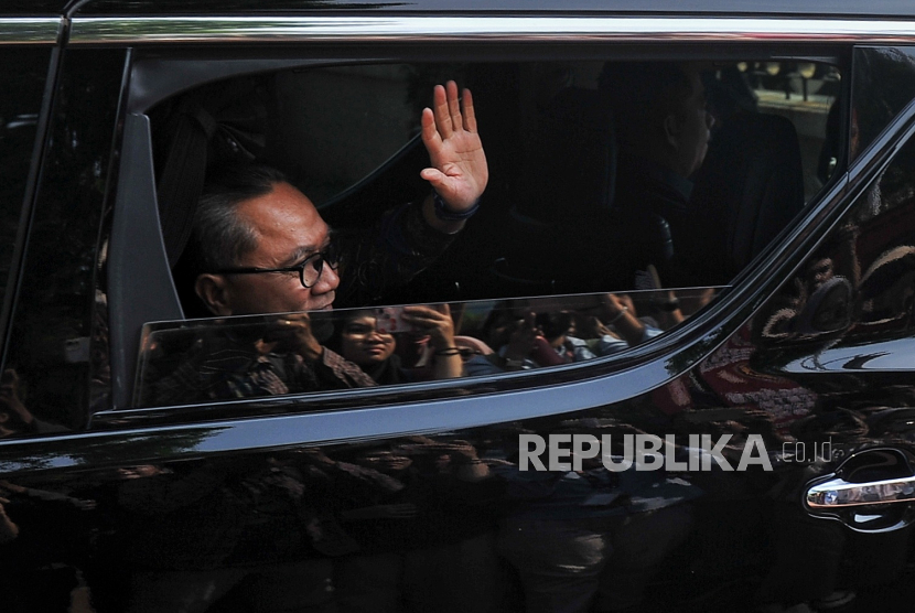 Ketua Umum PAN Zulkifli Hasan tiba di kompleks Kementerian Pertahanan RI, Jakarta, Kamis (17/10/2024). Presiden terpilih Prabowo Subianto menggelar pertemuan bersama sejumlah petinggi partai politik diantaranya Ketua Umum partai Nasdem Surya Paloh, Ketua Umum PAN Zulkifli Hasan, Ketua Umum Partai Golkar Bahlil Lahadalia, Ketua Umum DPP Partai Demokrat Agus Harimurti Yudhoyono dan Ketua Umum PKB Muhaimin Iskandar.