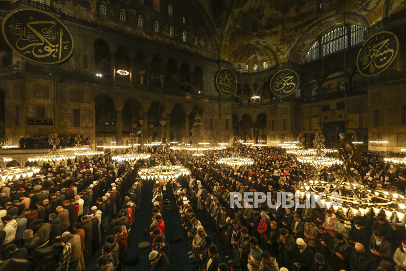 Umat Muslim melakukan sholat di Hagia Sophia. 